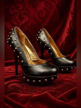 BLACK LEATHER w GOLD STUDDED SPIKE PLATFORMS 8M